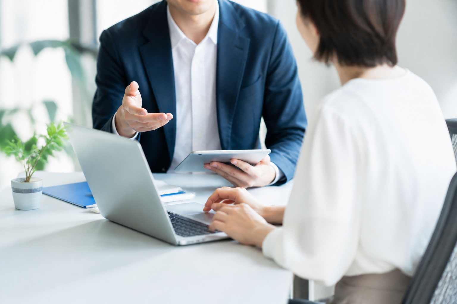 担当者が企業のIT相談に対応しているイメージ